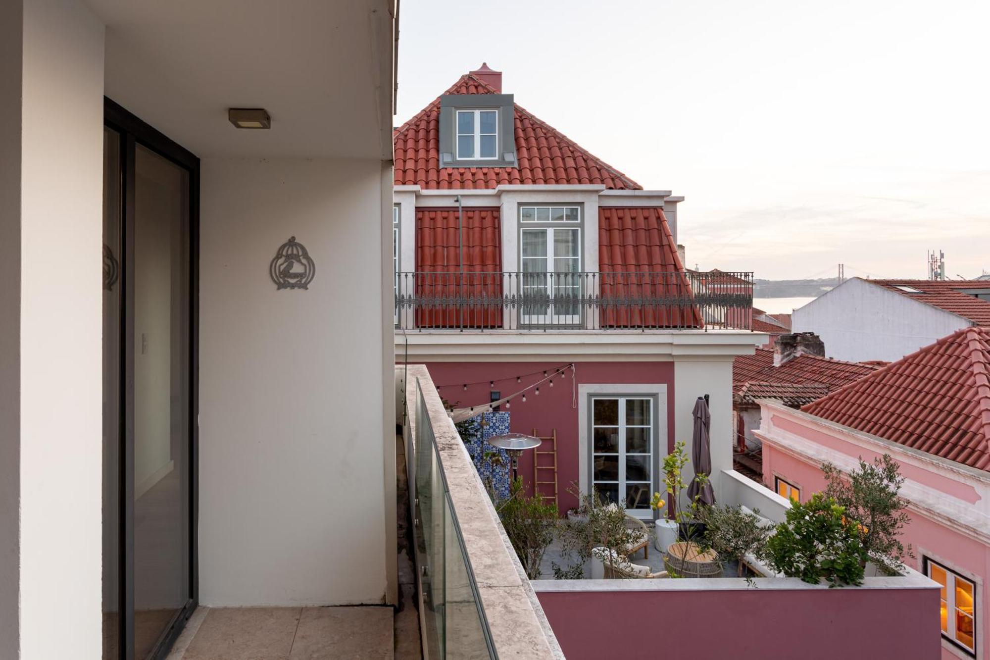Joivy Bairro Alto 2-br With Large Terrace * Lisbon